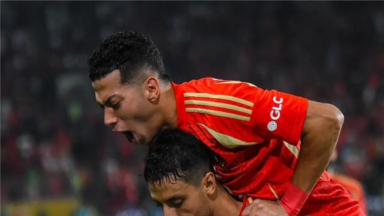 فحص طبي لطاهر وعمر معوض في الأهلي بعد إصابتهما أمام النصر